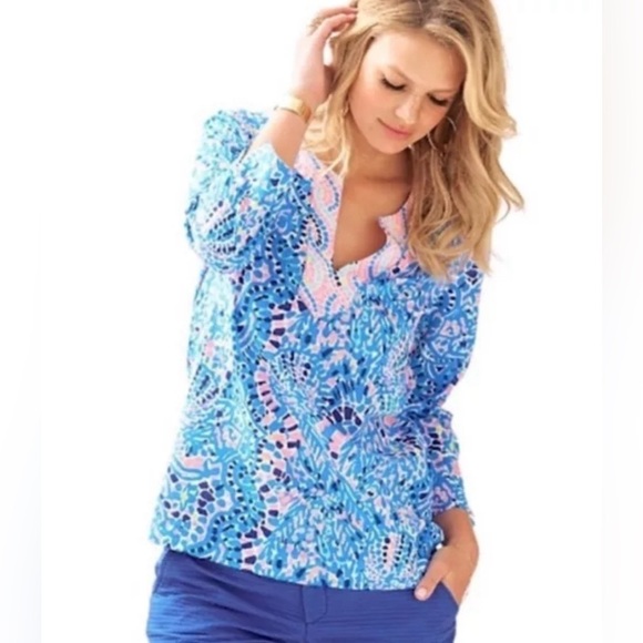 Lilly Pulitzer Tops - Lily Pulitzer Women’s Sz Medium Blue Mosaic V-Neck 3/4 Sleeve Lightweight Blouse